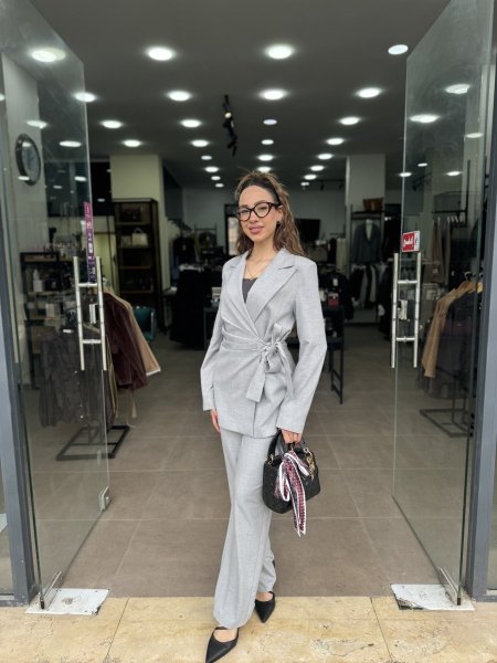 طقم رسمي مع ربطة