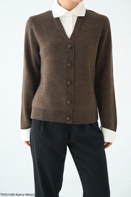 بلوزة مع قبة بيضا