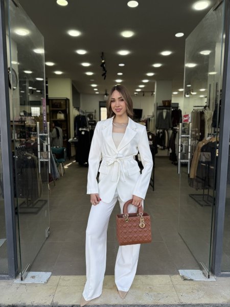 طقم رسمي باللون الأبيض