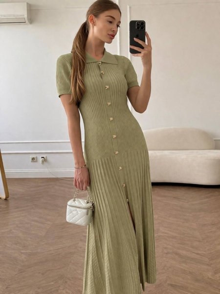 فستان مع ازرار دهبية