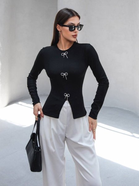 بلوزة مع ازرار فضية