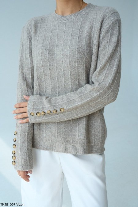 بلوزة صوف مع ازرار